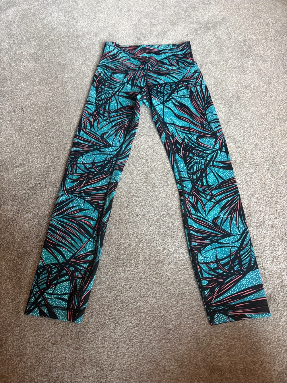 lululemon athletica Tofino Teal Black Pink Tropical Print crop Leggings size 4